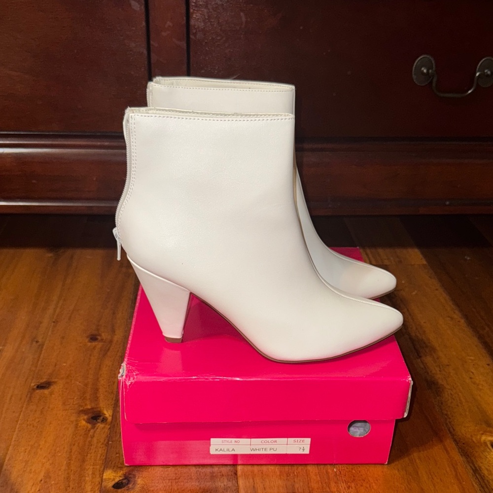 White Ankle Boots- Dream Pairs Kalila sz 7.5